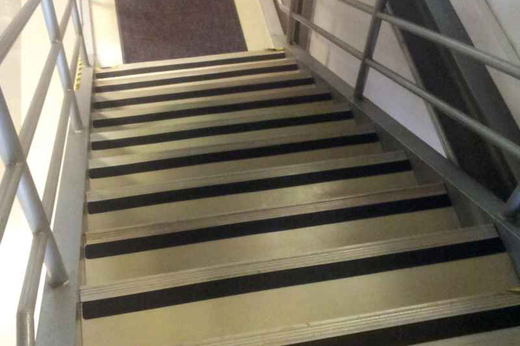 bezpecnostni-protiskluzove-pasky-schody.jpg